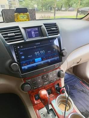 A picture of Sharpest 2011 model Highlander very sound and good with android