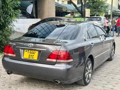 A picture of TOYOTA CROWN