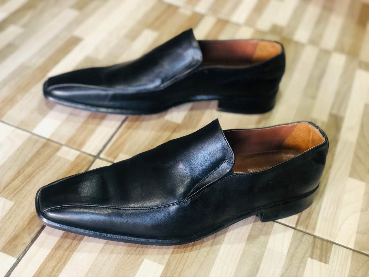 A picture of MENS LEATHER SHOES 