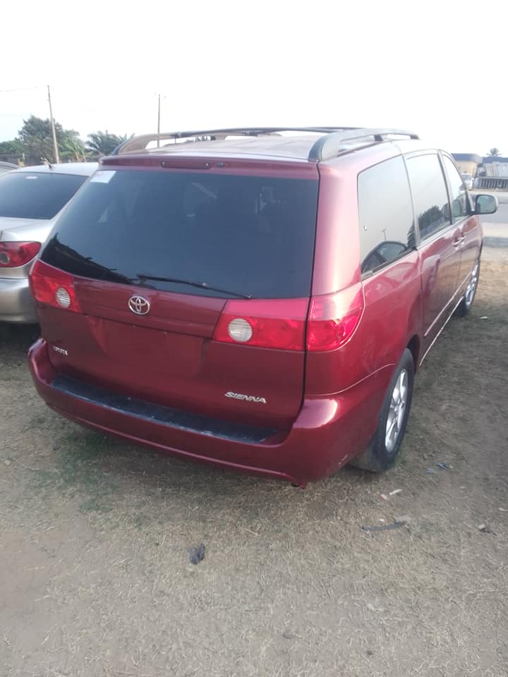 A picture of Toyota Sienna 05 All features perfect.