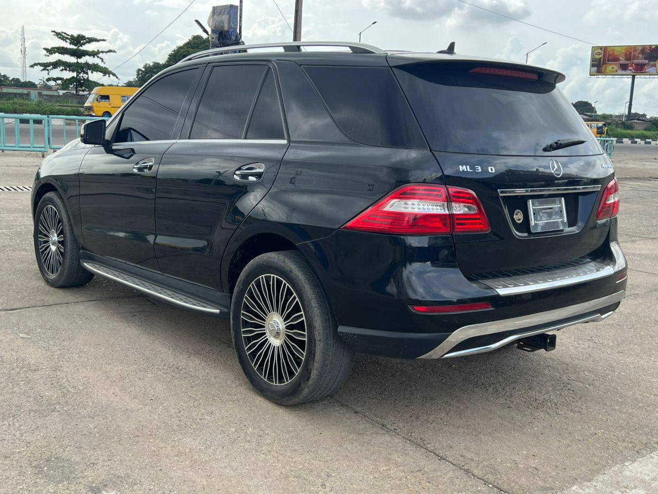 A picture of 2013 ML350 REG Briefly used Keyless with first body over