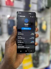 A picture of Samsung S10 128gb 8gb ram 650k WhatsApp or call 0759979422
