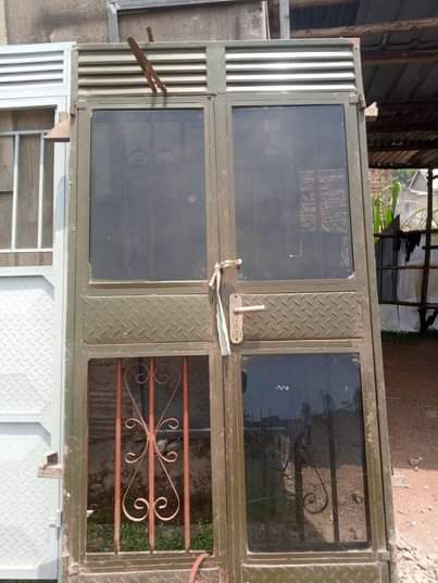A picture of 4 8ft double door 350k