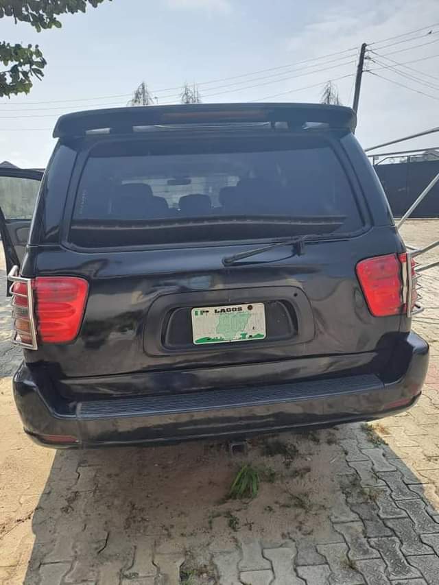A picture of Toyota Sequoia 2004