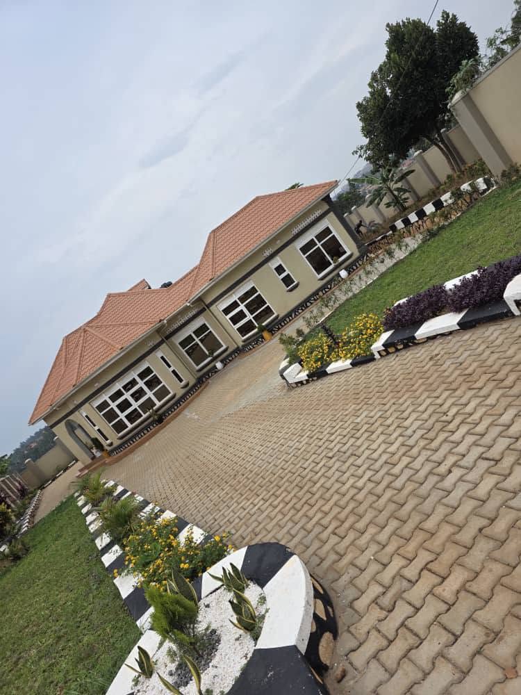 A picture of 5 bedrooms house with 2 boy s quarters on sale