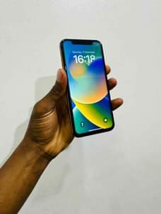 A picture of Iphone x UK used At cheap price Storage 64gb Call
