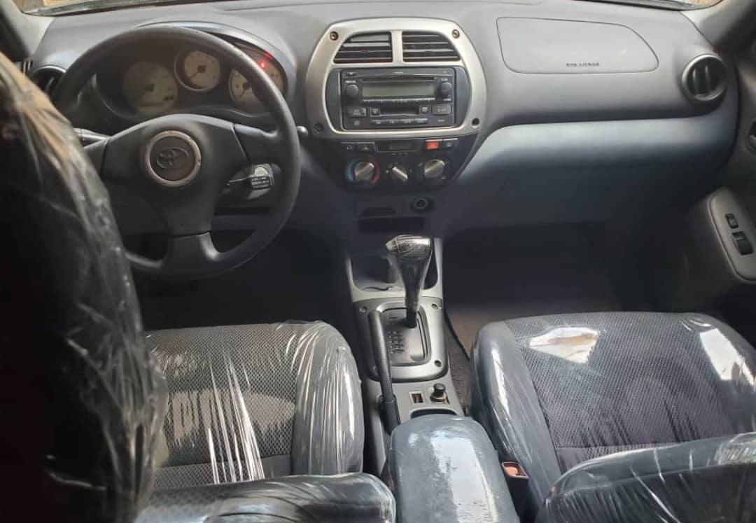 A picture of 04 05 Toyota RAV4