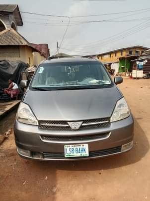 A picture of Brand Toyota Sienna Model 05 Condition first body chilling ac