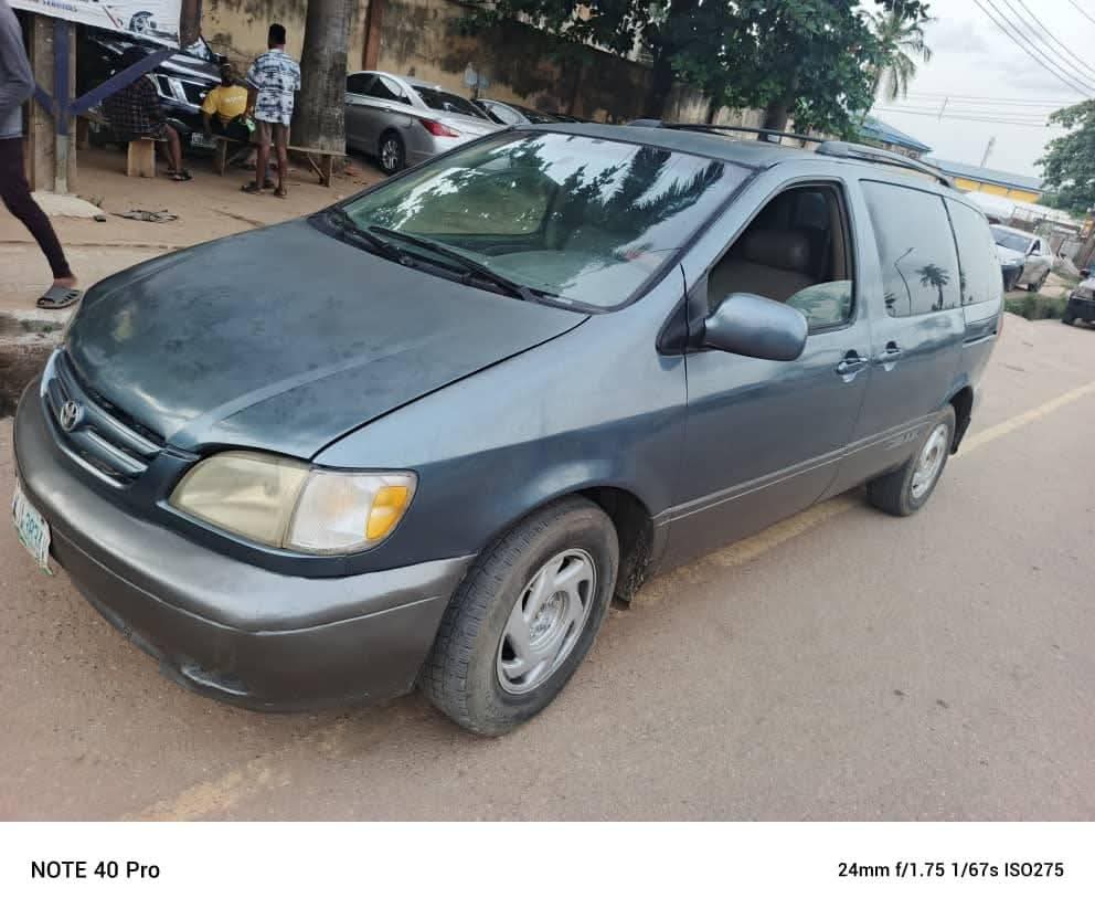 A picture of 2002 Toyota sienna