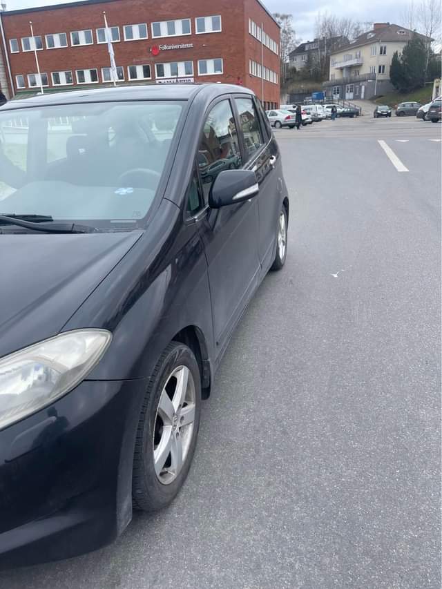 A picture of Honda FR V 2007 6 sitter