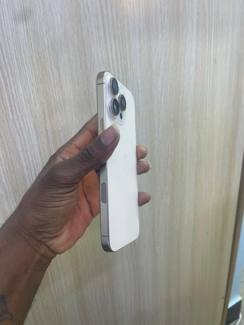 A picture of iPhone 16 PROMAX 256GB