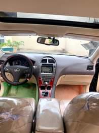A picture of 2009 Es350 Tok standard Reverse camera Thumbstart Navigation screen Sunroof