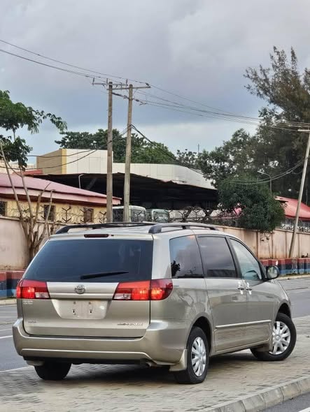 A picture of TOYOTA SIENNA 2006