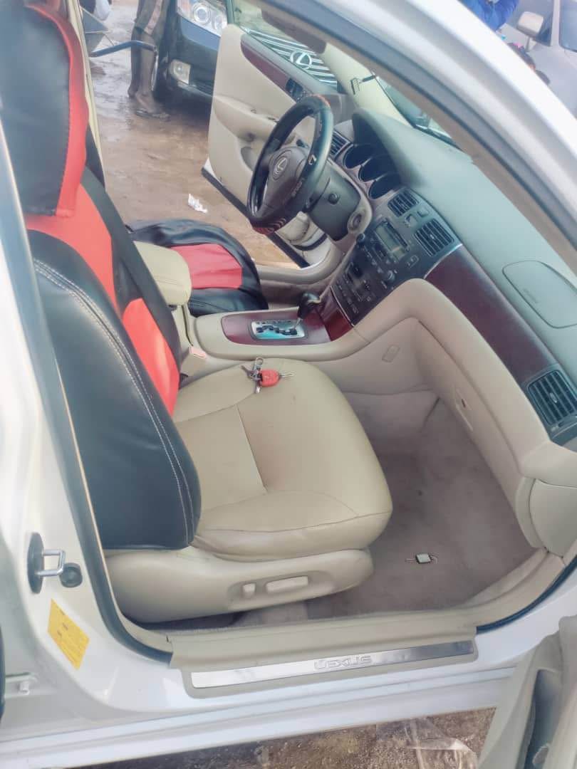 A picture of Distress sell Lexus es 330 04 model Available for sale