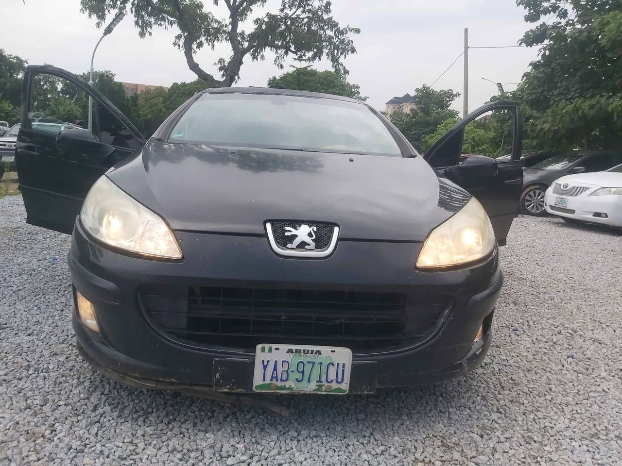 A picture of Distress peugeot 407.first body.sound engine and gear.ac is working .manual