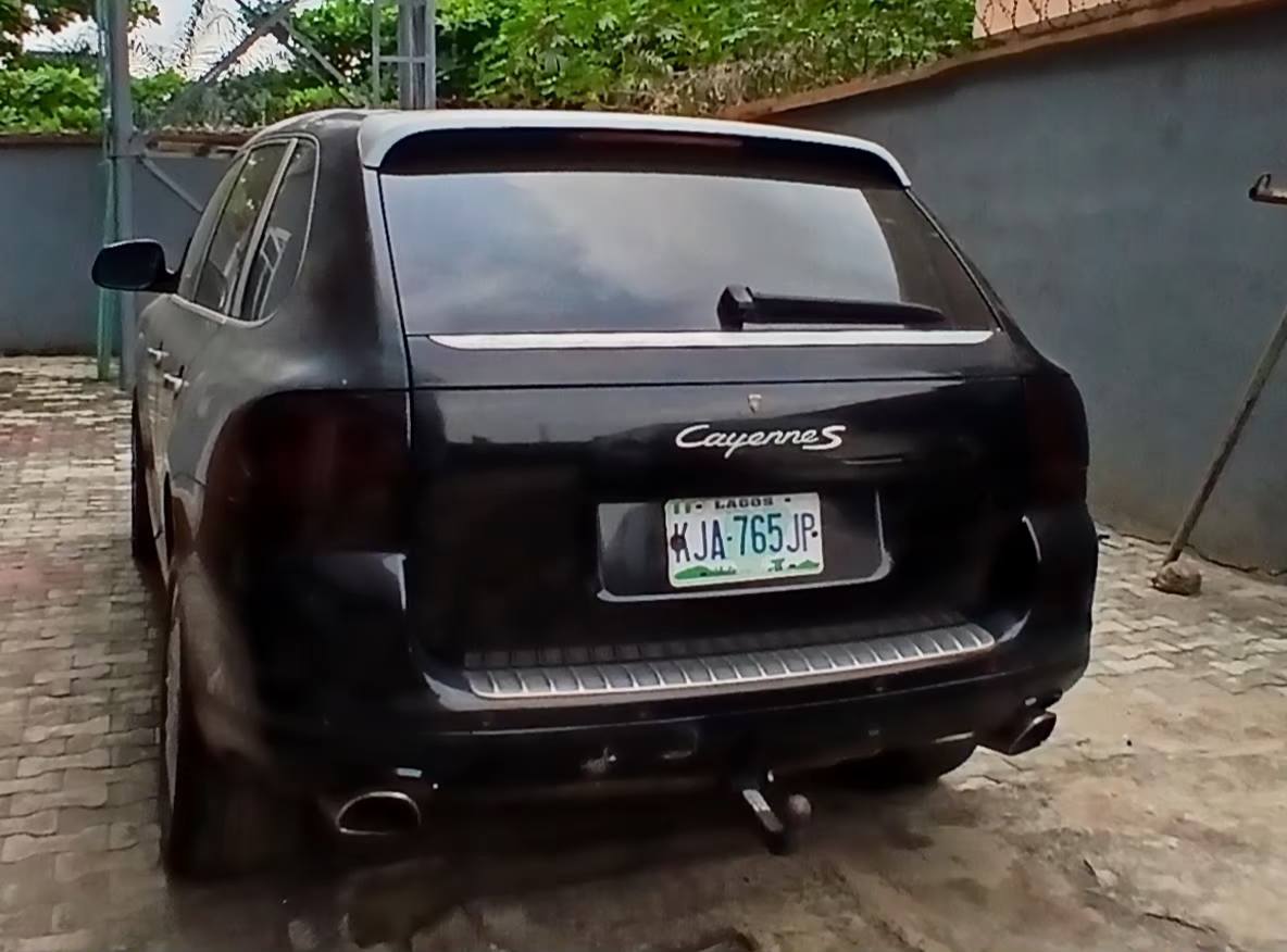 A picture of 2005 Porsche cayenne