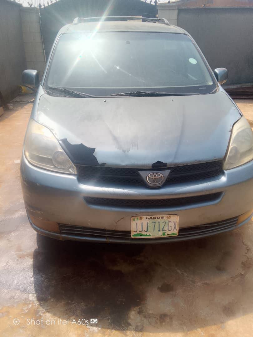 A picture of toyota sienna 05