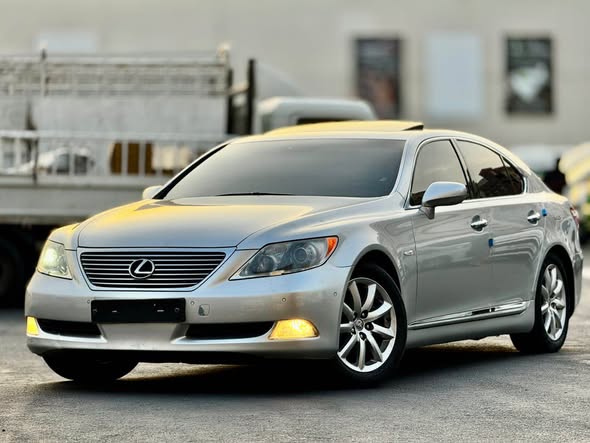 A picture of Lexus 460 long body full option