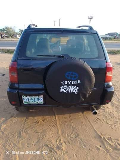 A picture of 2004 TOYOTA RAV 4 CORRECT VIBE