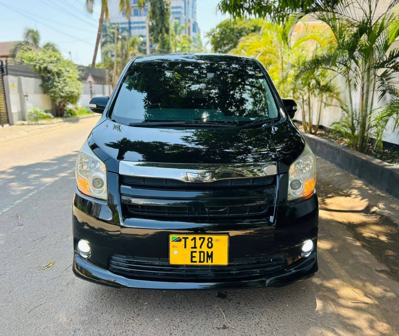 A picture of Toyota Noah New Shape