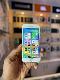 A picture of iPhone 8 256GB at 480K
