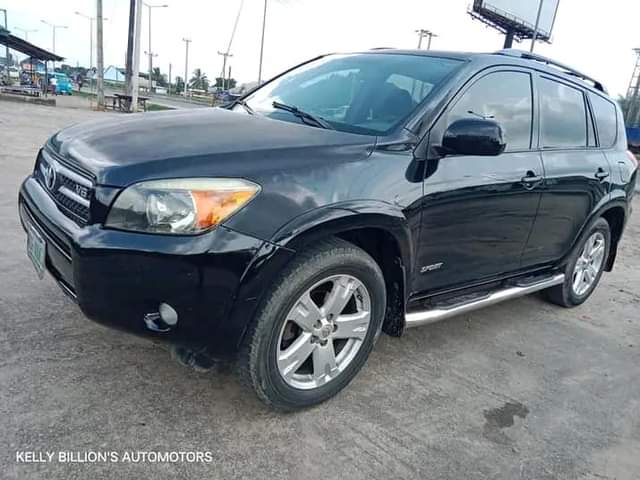 A picture of First body Toyota Rav4 2007