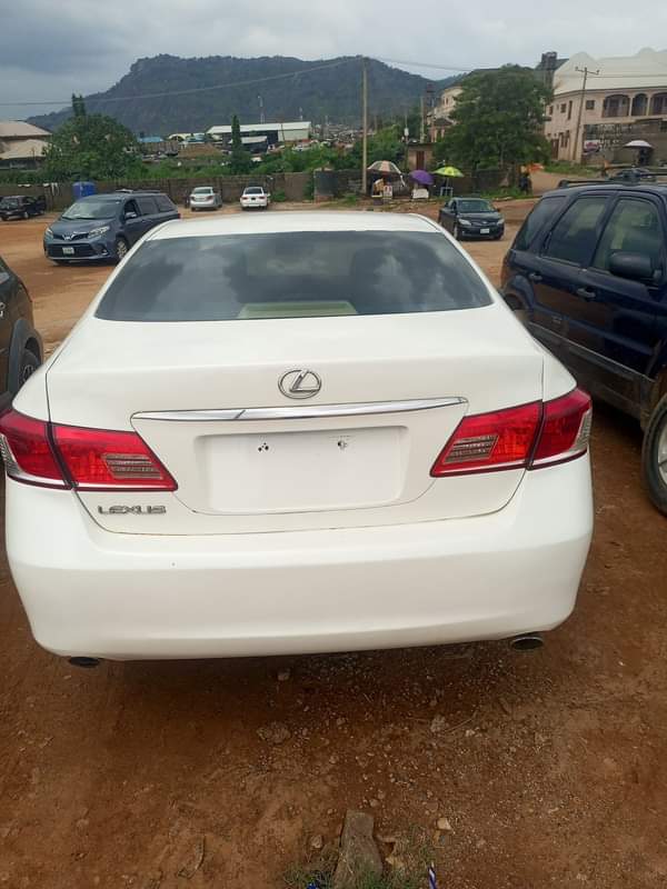 A picture of Clean Lexus ES 350 2013 upgraded to 2016 in prestige