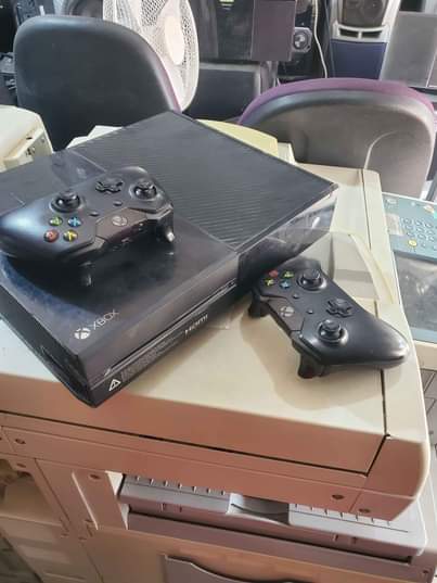 A picture of XBOX ONE INA GAME MBILI ZA MPIRA NA INA 1TB