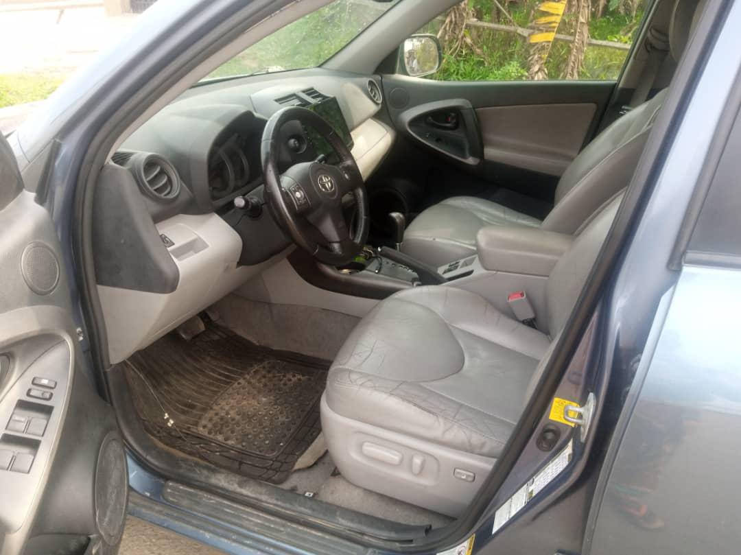 A picture of 2012 Toyota Rav4. 4plugs with venza engine.