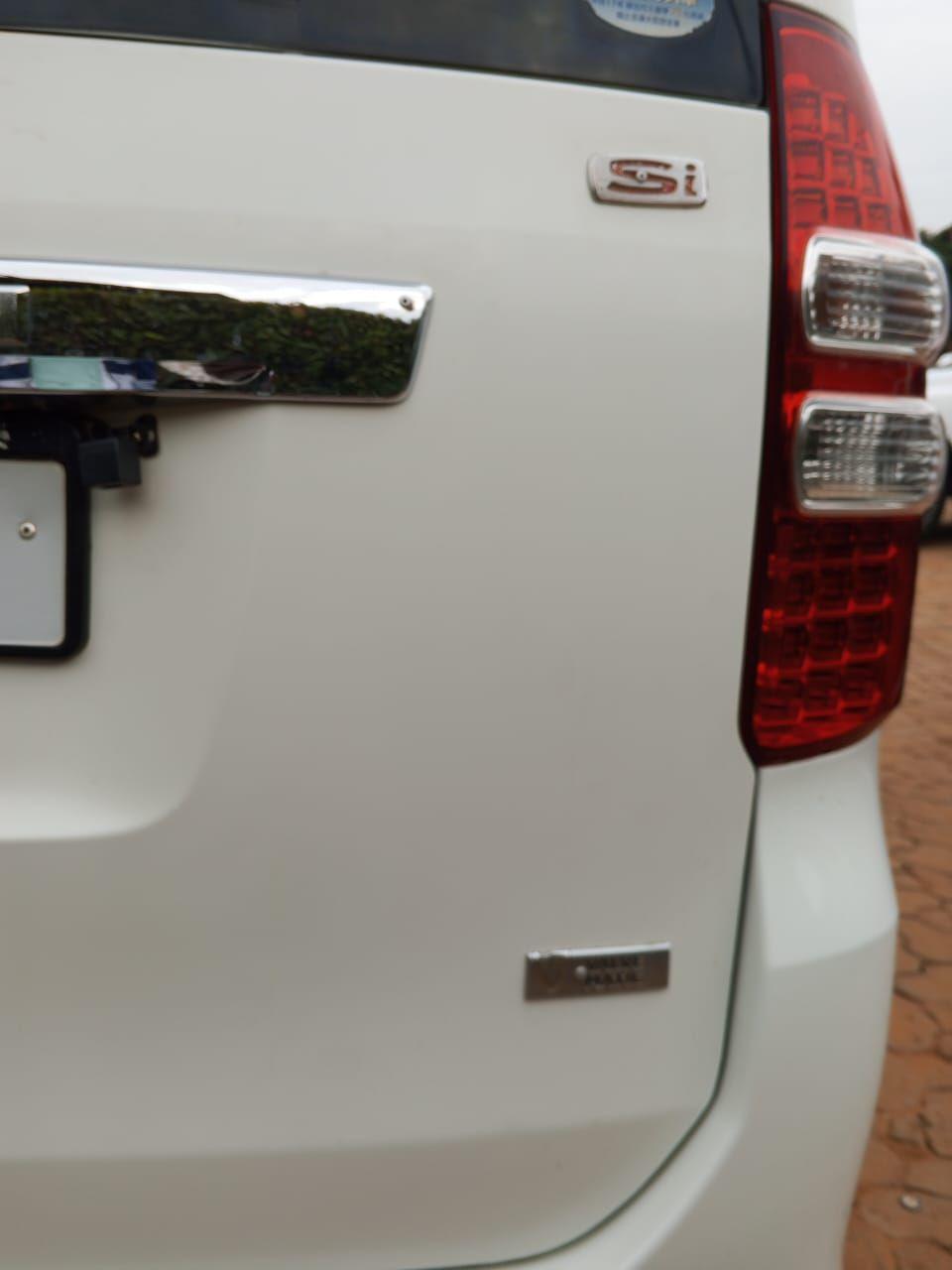 A picture of TOYOTA NOAH 2011