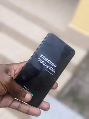 A picture of Samsung galaxy s10e