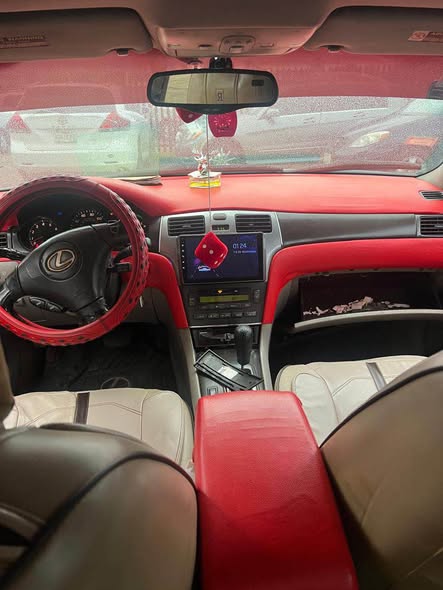A picture of 2004 es 330