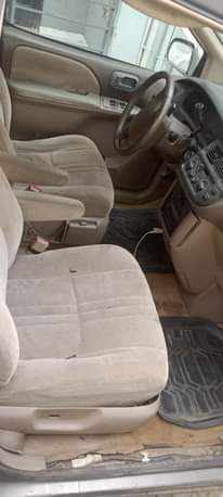 A picture of Toyota sienna 1999 2000 first model