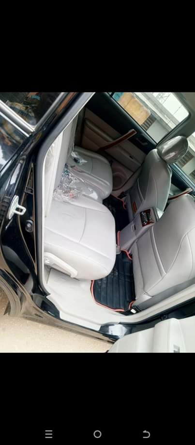 A picture of Toyota Highlander limited edition 3row full option with reverse camera