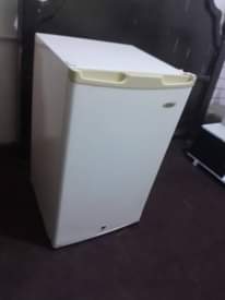 A picture of Fridge Kali sanaa Inapooza na kugandisha Bei ni 190000 Pigaa