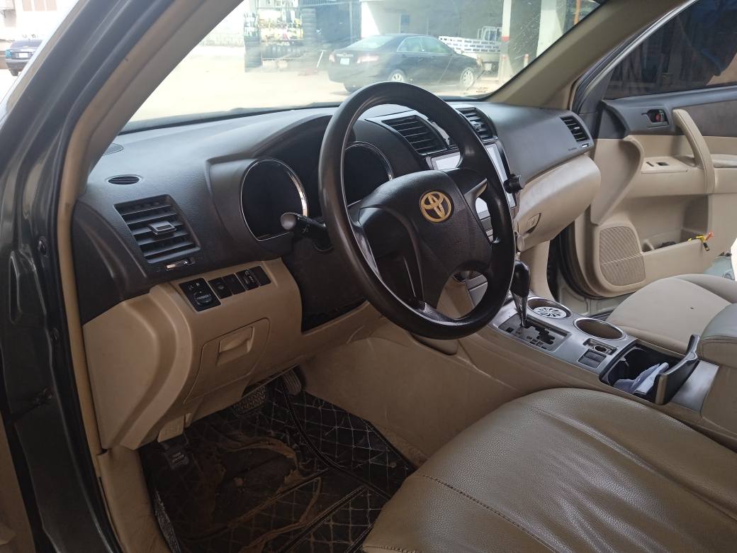 A picture of Distress sales Toyota Highlander 2009 upgraded to 2013 modern
