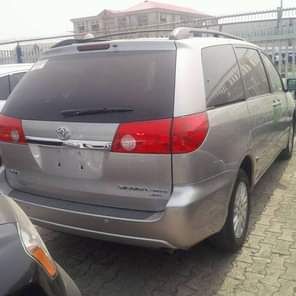 A picture of TOKUNBO Toyota sienna YEAR MODEL 2008 TRANSMISSION Automatic CONDITION Buy
