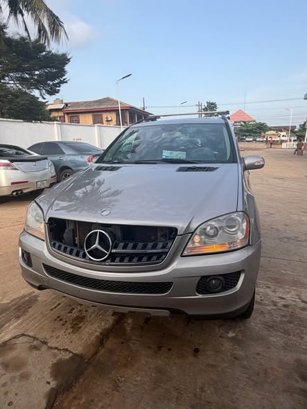 A picture of ACURA TL 2009 AND MERCEDES BENZ ML 350