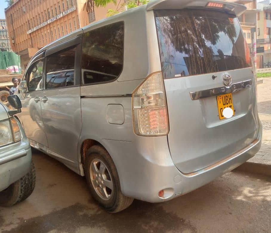 A picture of TOYOTA NOAH