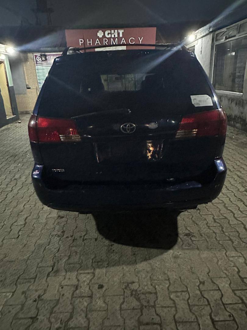 A picture of 2006 sienna