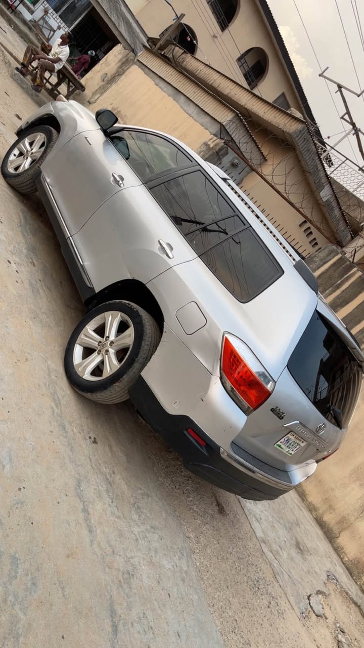 A picture of Toyota Highlander 2012
