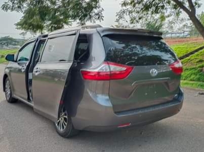 A picture of 2019 Toyota sienna Foreign used