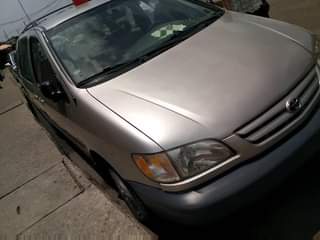 A picture of Toyota Sienna 03