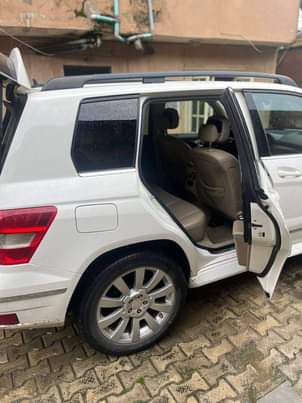 A picture of 2010 Mecedes benz GLK 350 BASIC OPTION