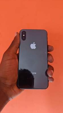 A picture of Iphone x 64GB no face bh 80 inataka 380k