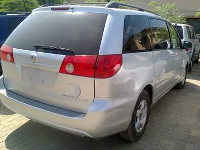 A picture of automatic transmission keyless entry fabric seat alloy wheel power door