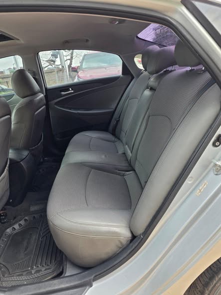 A picture of Hyundai sonata 2011 midel