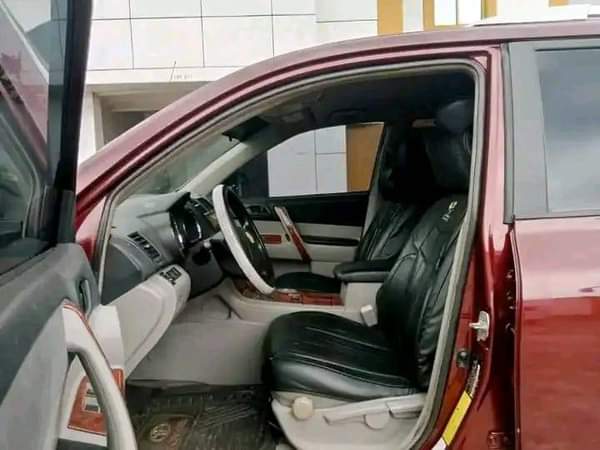 A picture of Highest grade Toyota Highlander 09 10 model Everything is intact