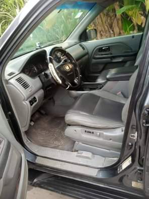 A picture of Honda pilot very sound at distress sale very clean the