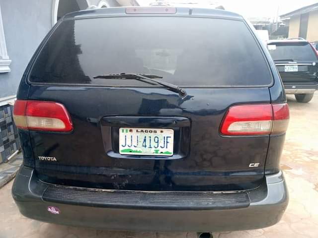 A picture of Toyota Sienna 2002